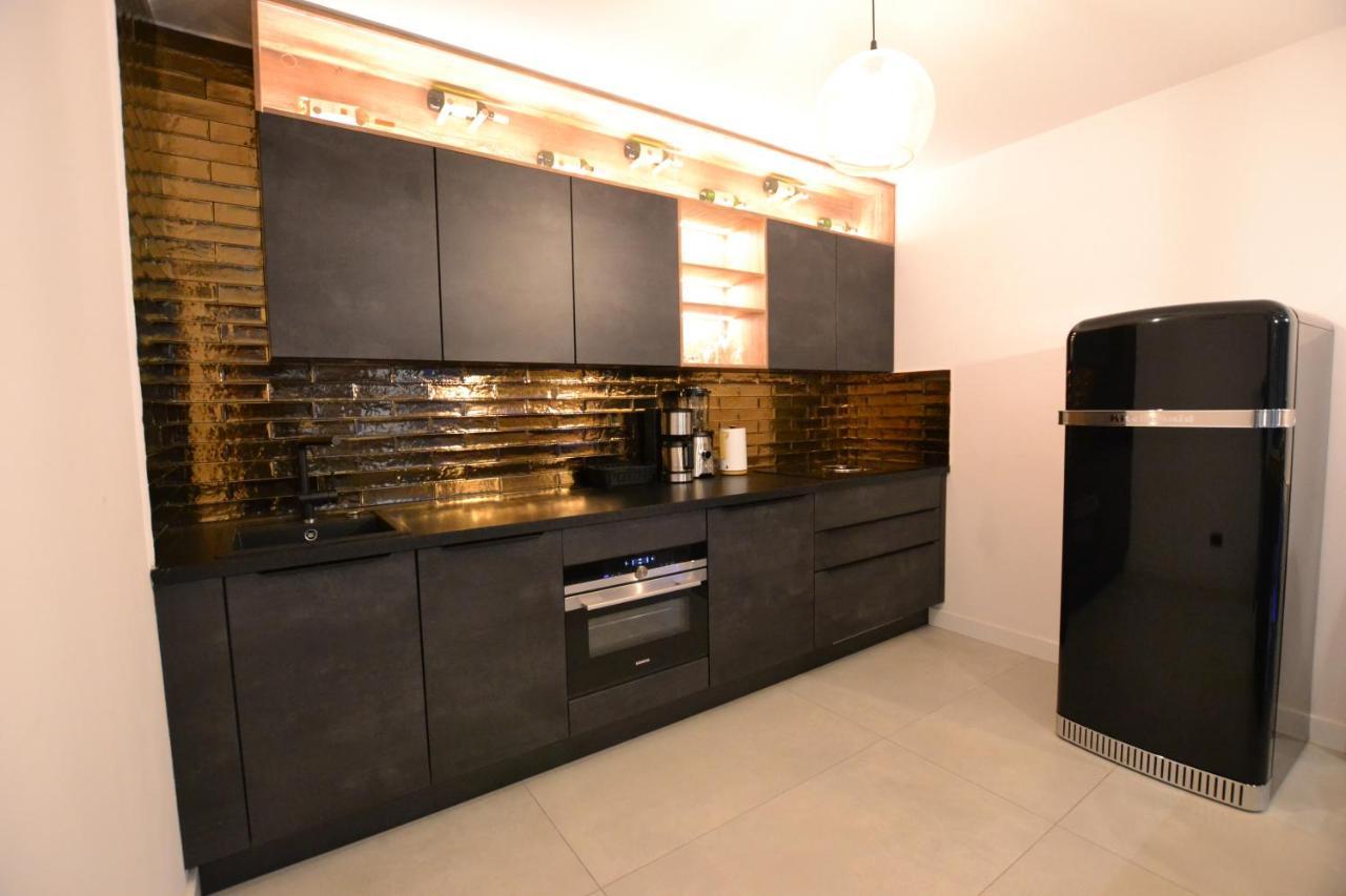 Gold Apartment *